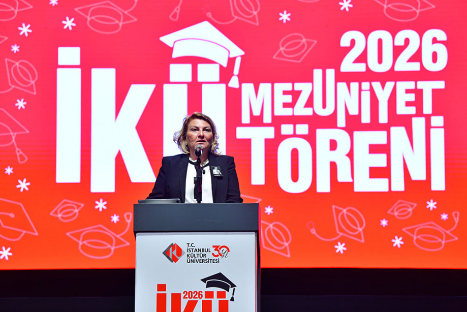 İKÜ Mezuniyet Törenleri’nde Eğitim Meşalesi Geleceğe Taşındı